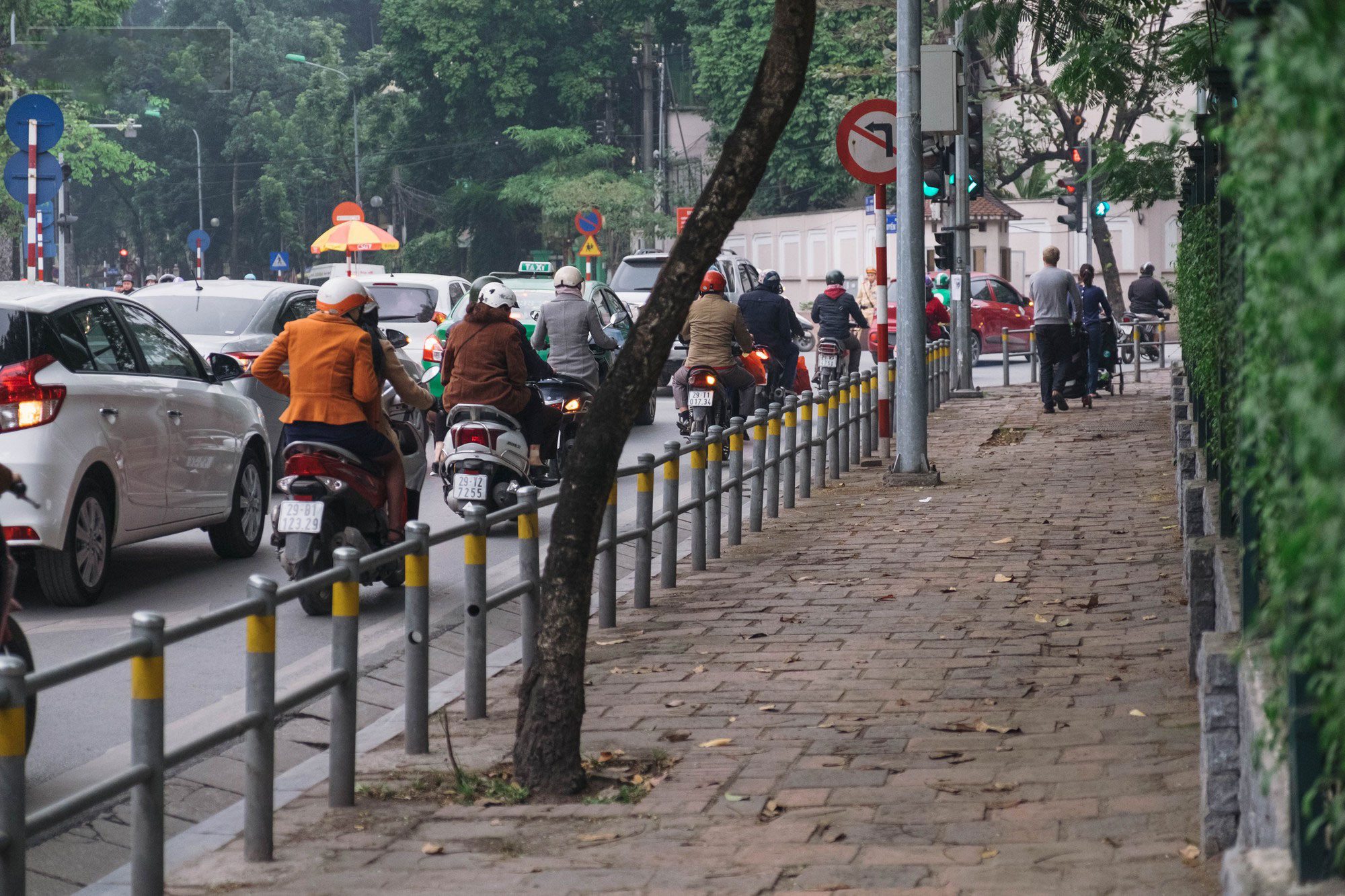 Hà Nội lắp barie ngăn xe máy tràn lên vỉa hè, giờ tan tầm nhiều phương tiện vẫn lao vun vút